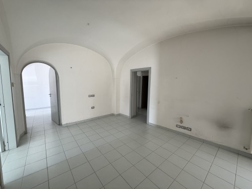 P  R  E  Z  Z  O       R  I  B  A  S  S  A  T  O  -  Centrale e Visibile Locale con 5 Ingressi